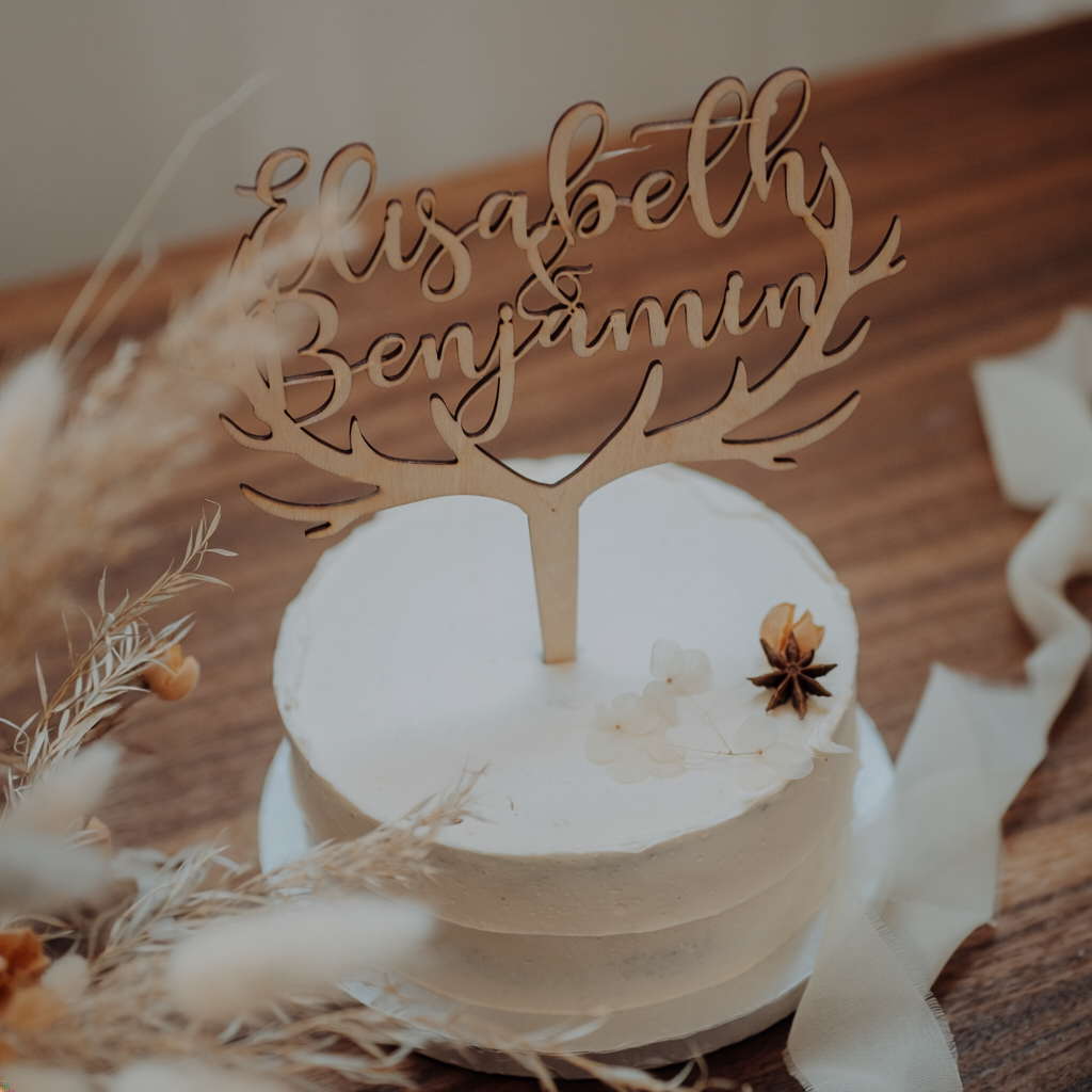 Personalisierte Cake Topper aus Holz mit Namen – handgefertigte Hochzeitsdeko für Leipzig und Grimma