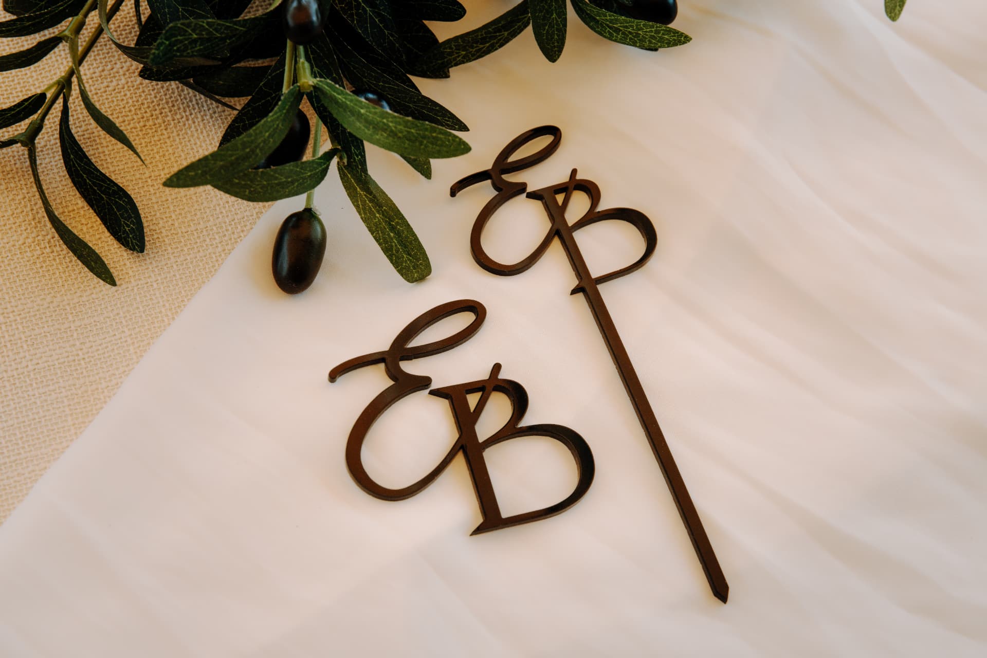 Handgefertigter Cake Topper aus Holz mit den Initialen E & B und Olivenzweig